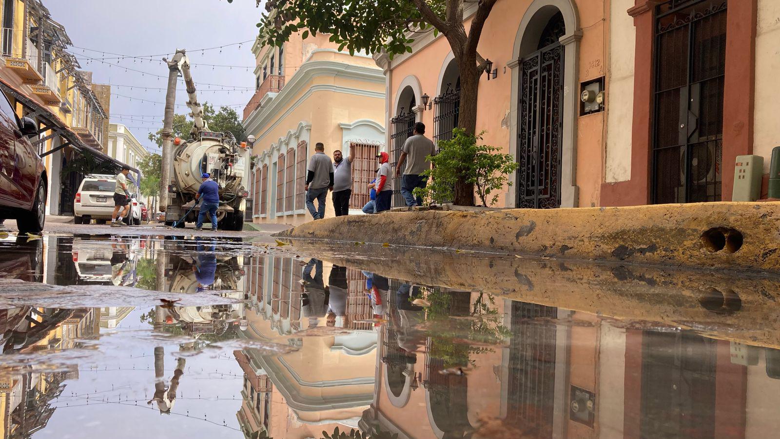 $!Reparan fuga de agua que inundó el viernes calles del Centro Histórico de Mazatlán