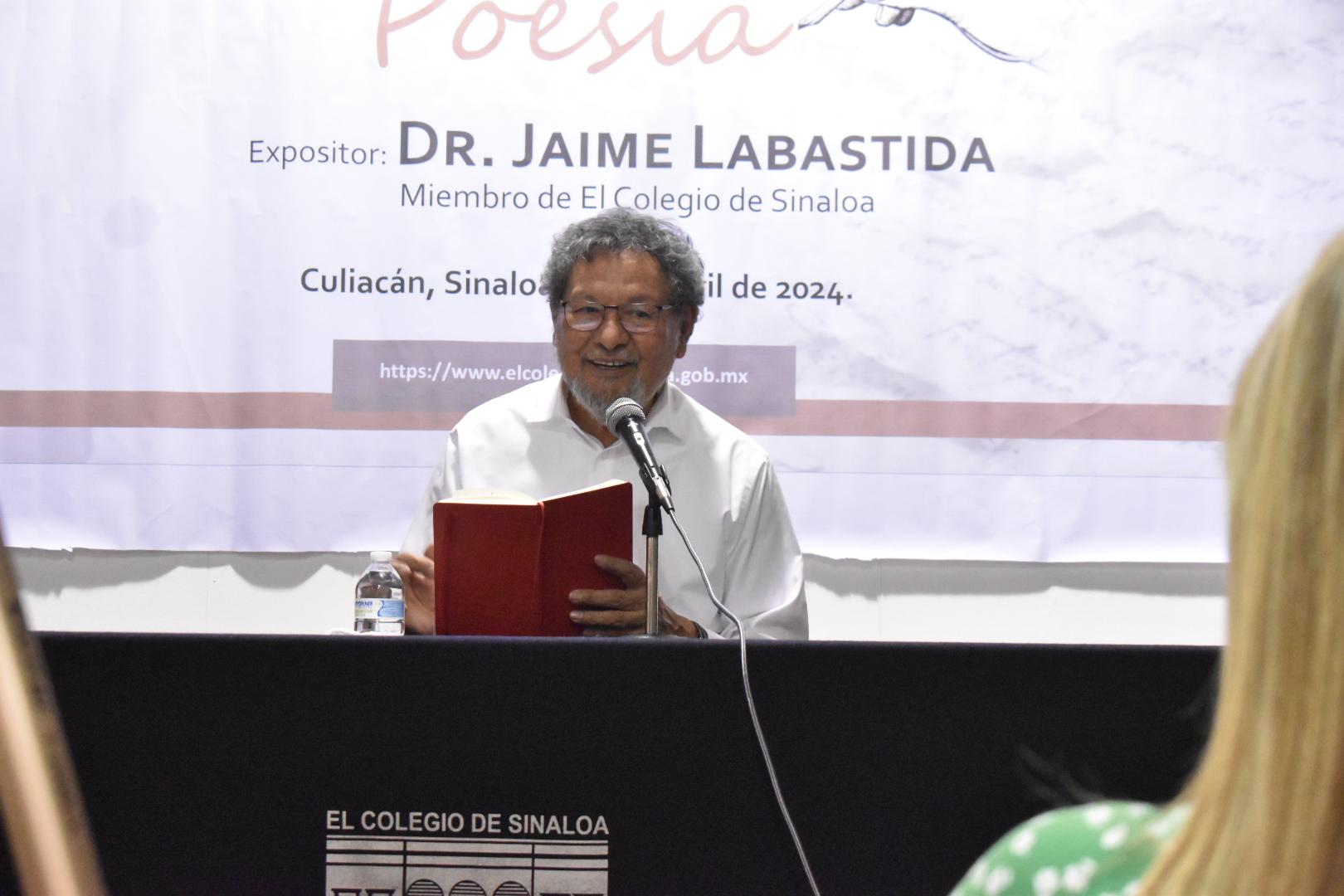 $!El escritor Élmer Mendoza, durante la conferencia.