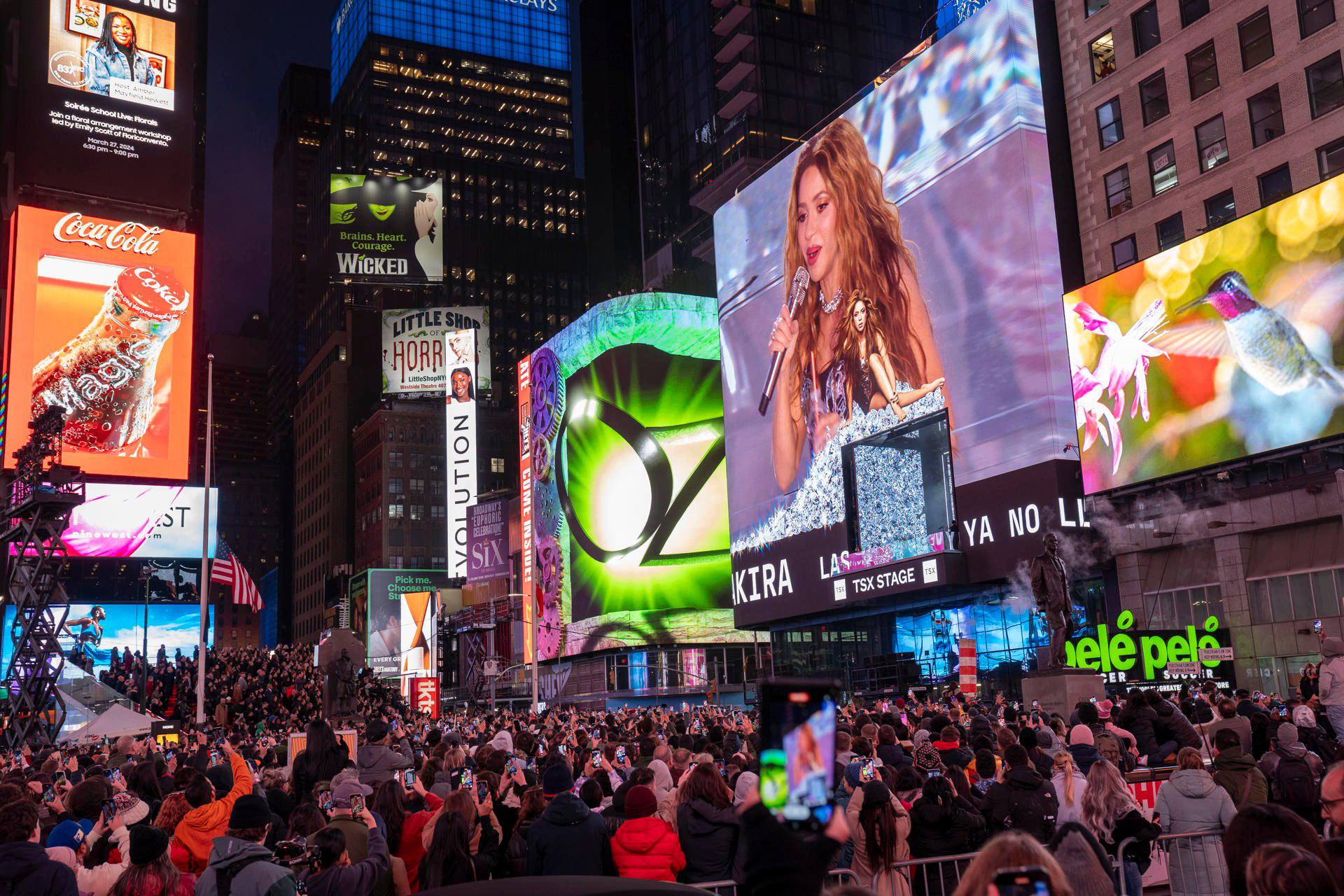 $!Conquista Shakira Times Square con un pequeño show