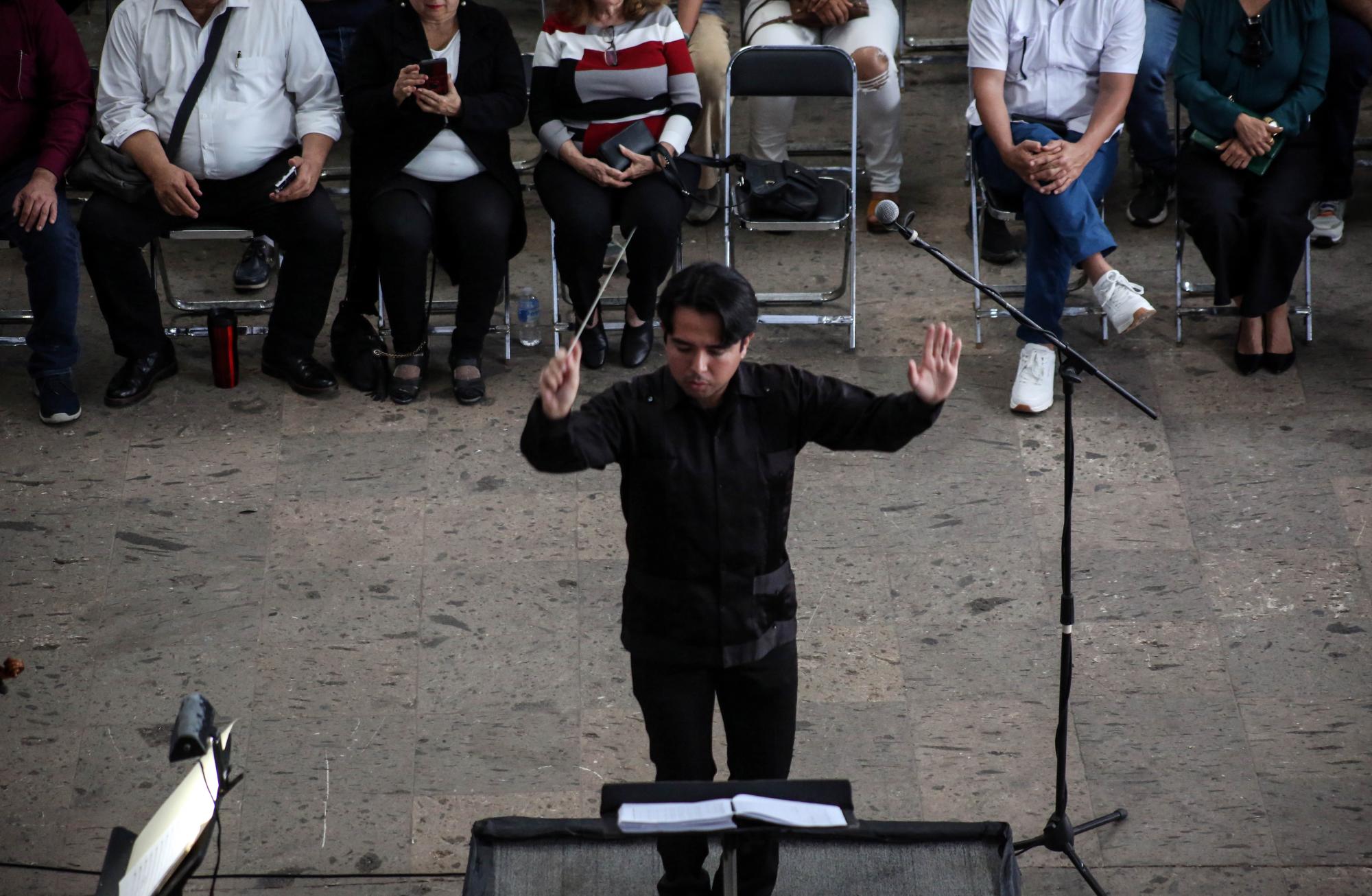 $!El maestro Jacob Tapia dirigió el concierto.