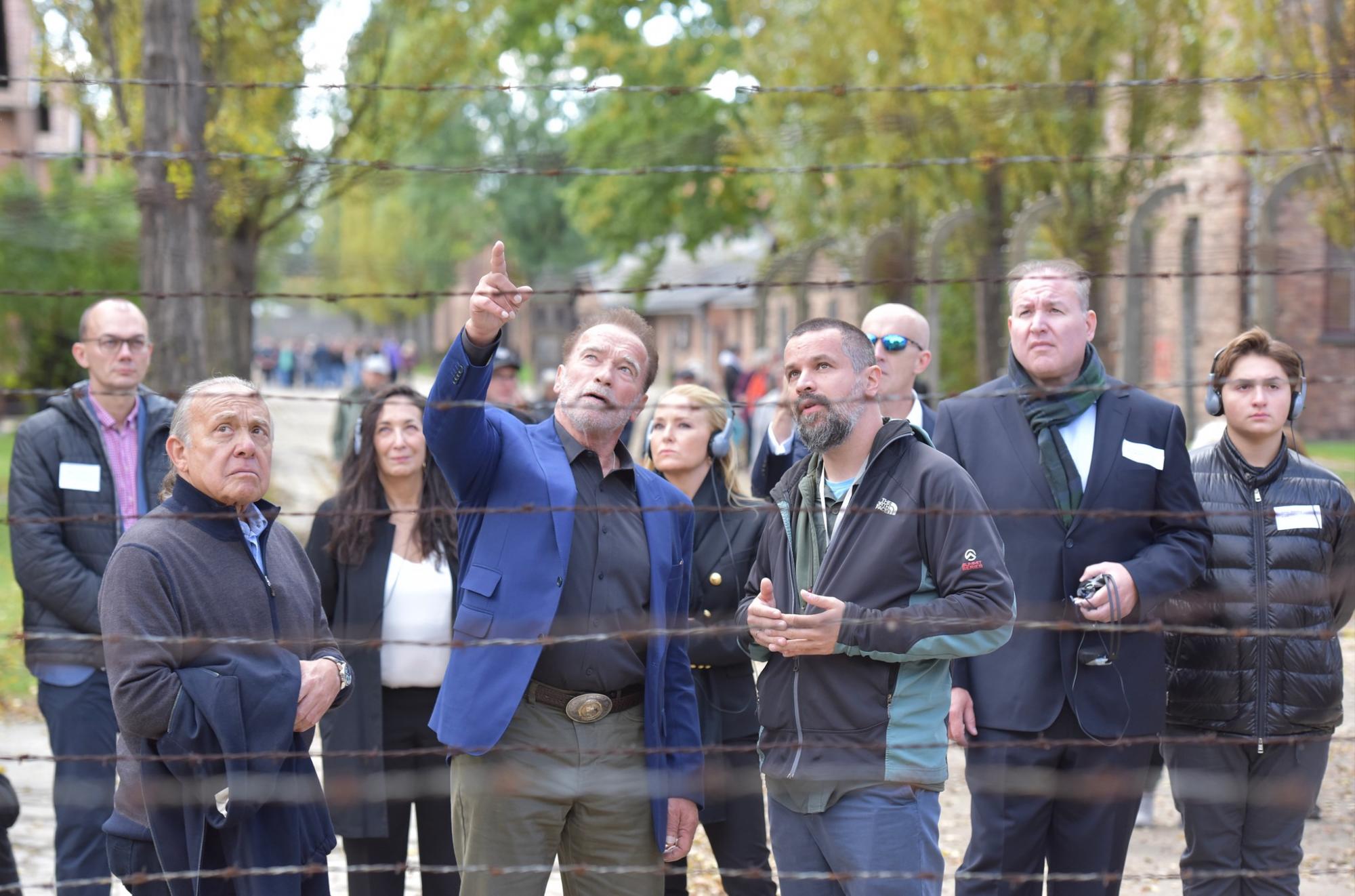 $!Visita Arnold Schwarzenegger Auschwitz, y comparte un mensaje contra el odio