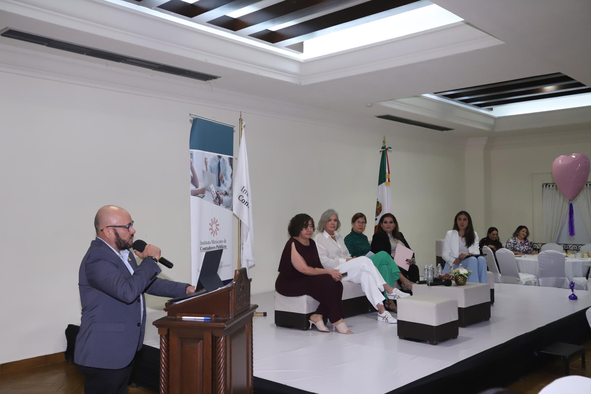 $!Pedro Uzeta, presidente del Instituto Mexicano de Contadores Públicos en Mazatlán, dio la bienvenida a los presentes esa mañana.
