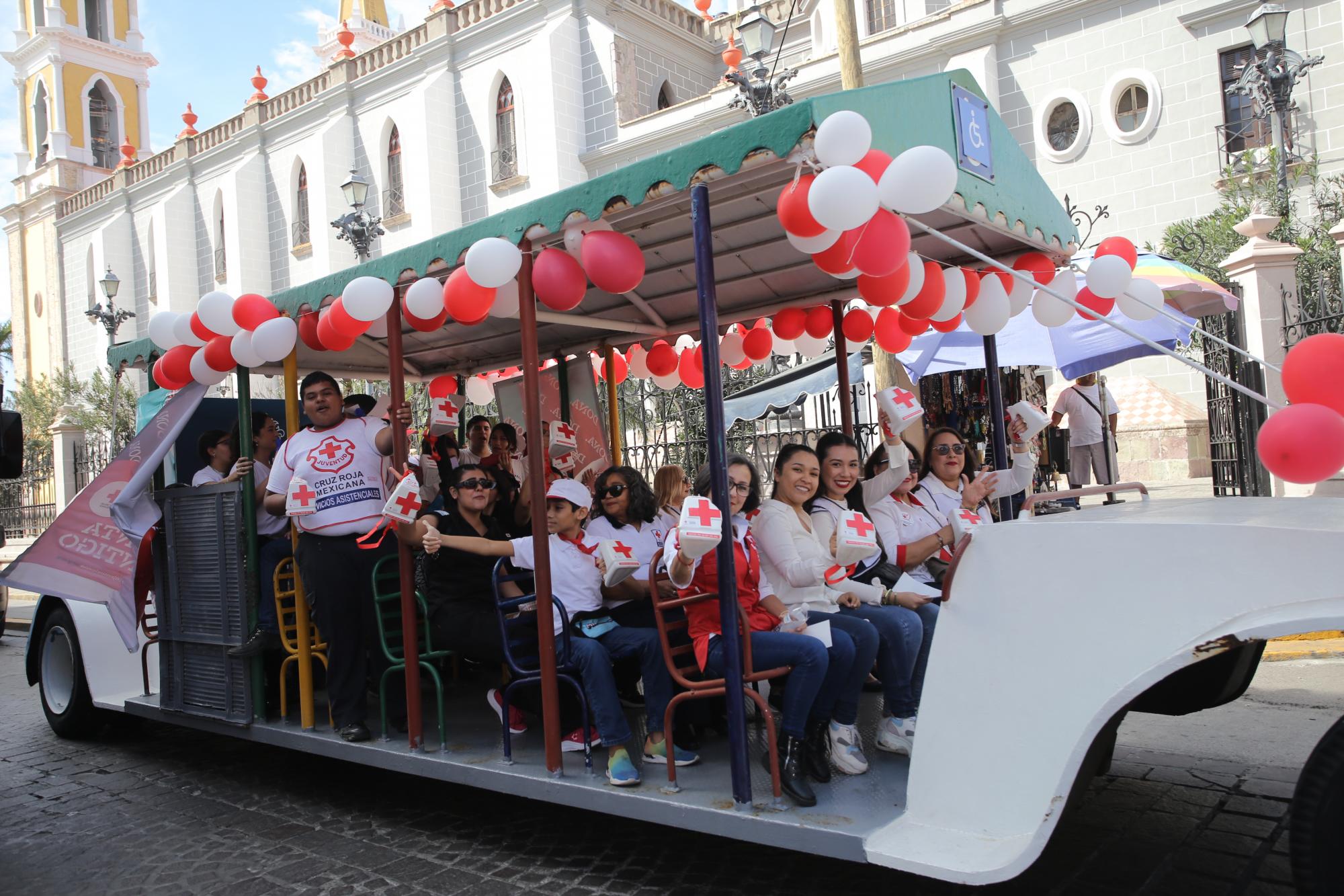 $!Personal operativo y administrativo de Cruz Roja Mazatlán que salieron a las principales avenidas de la ciudad con su tradicional desfile anual recaudatorio.