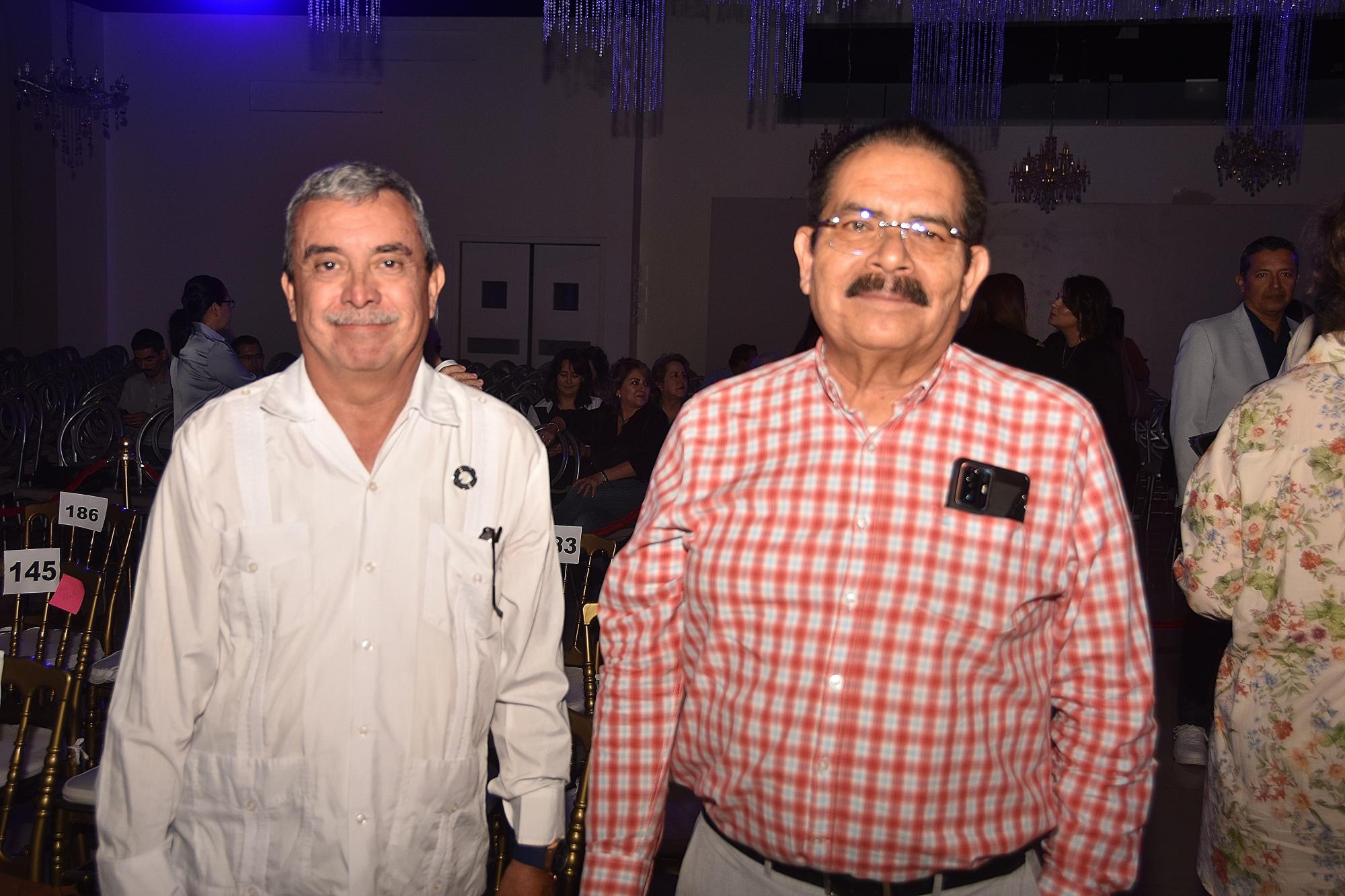 $!Carlos Raúl Pimentel y Miguel Loredo, ex presidentes de Canacintra, acudieron a la conferencia.