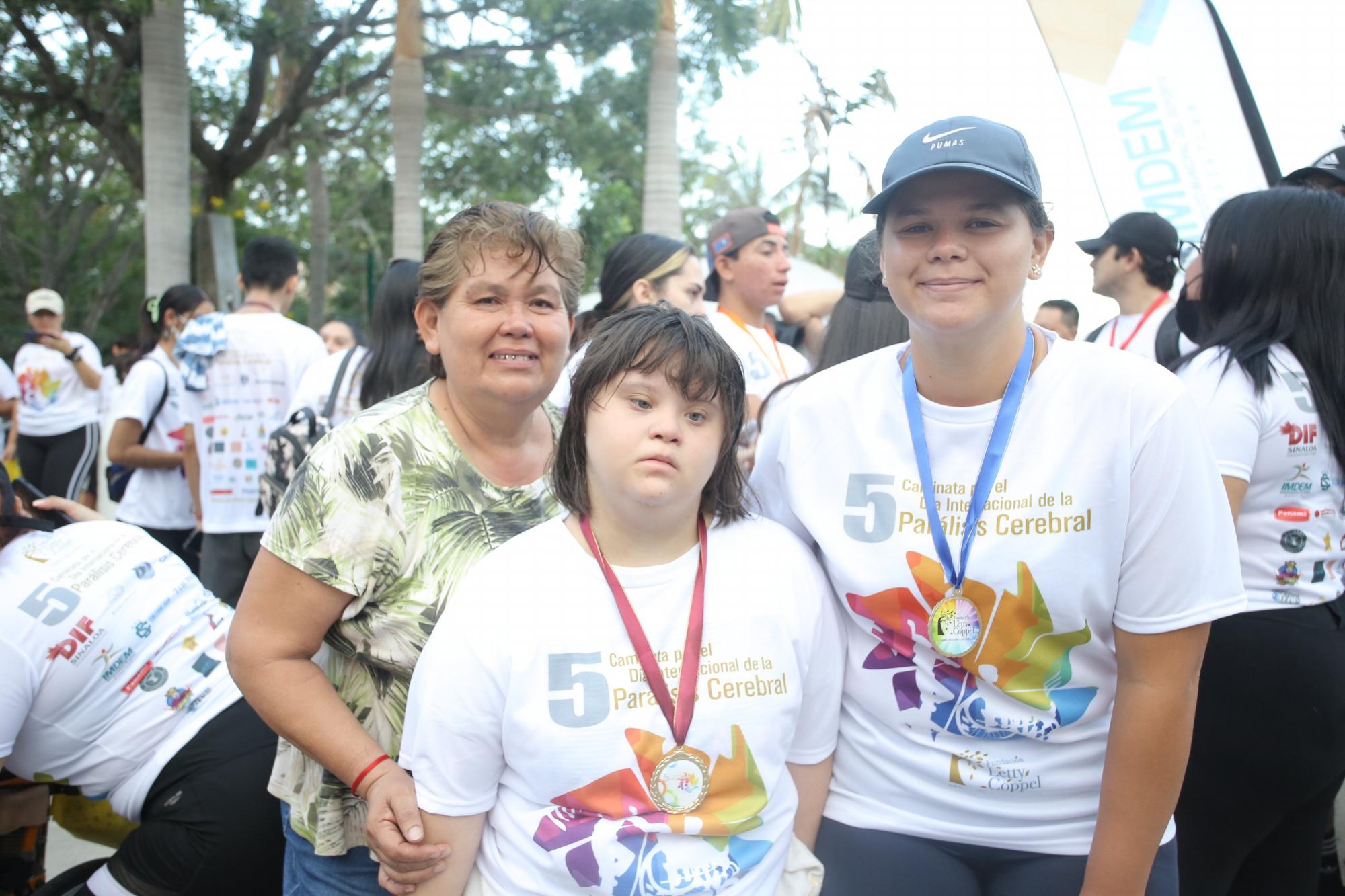 $!La capitana Karina Lizárraga junto a su mamá, Angélica Ayala y su hermana, Andrea Lizárraga, ganó el segundo lugar.