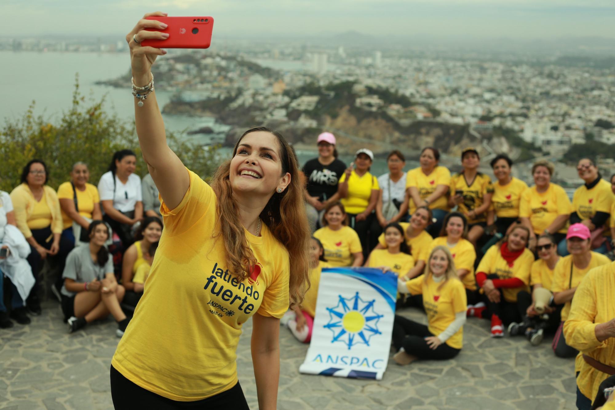 $!Imelda Morales de Chicuate, presidenta de Anspac se toma una selfie con sus compañeras al fondo tras llegar a la cima del crestón.