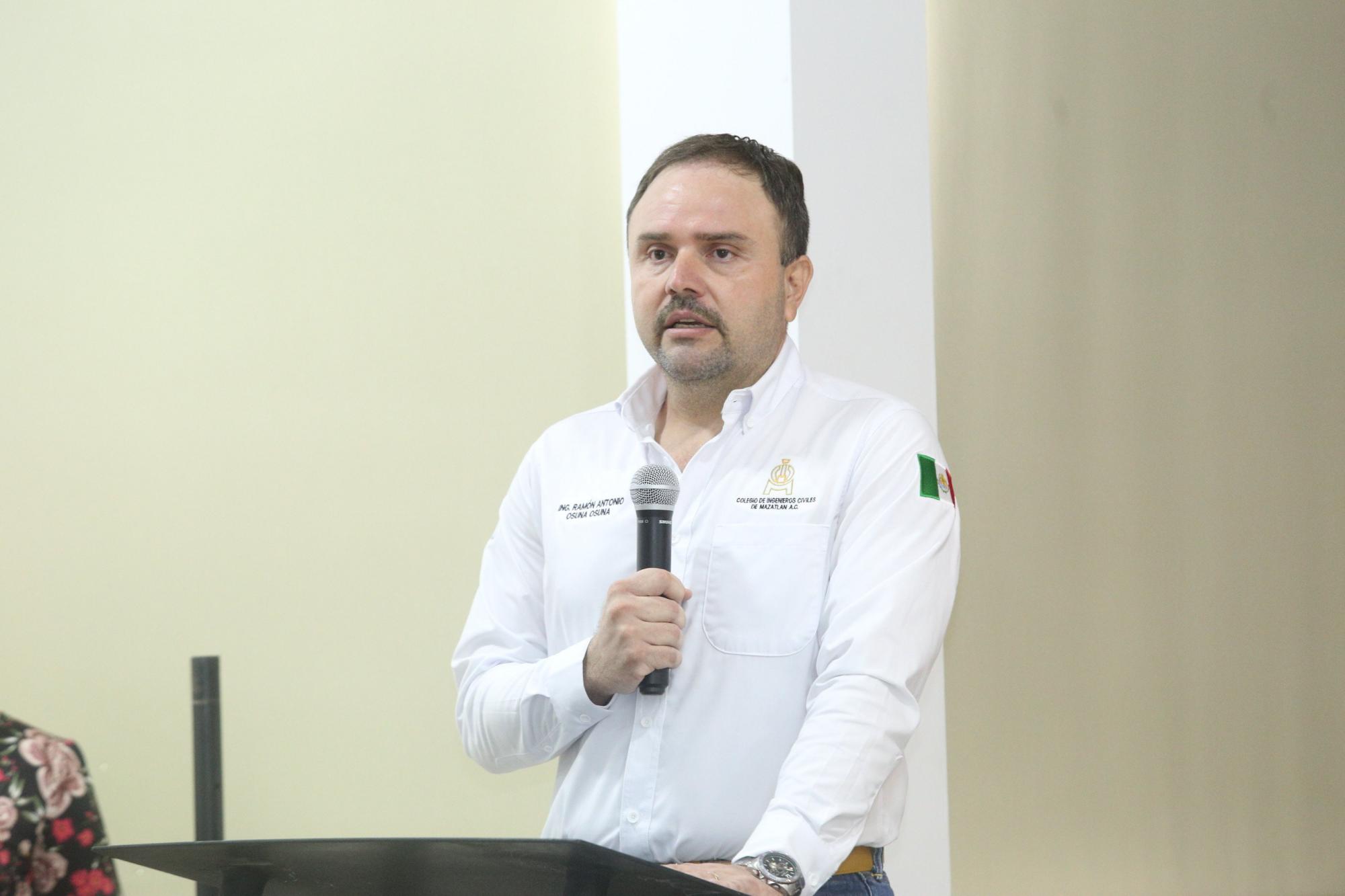 $!Ramón Antonio Osuna, presidente del Colegio de Ingenieros Civiles de Mazatlán, anfitrión del evento.
