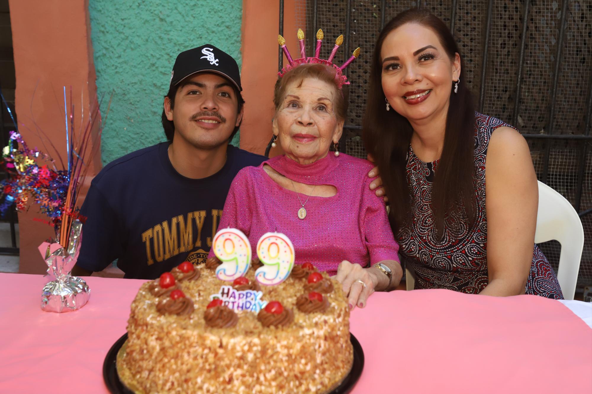 $!La cumpleañera entre su bisnieto Víctor Espinoza Pérez y su nieta, Laura Pérez.