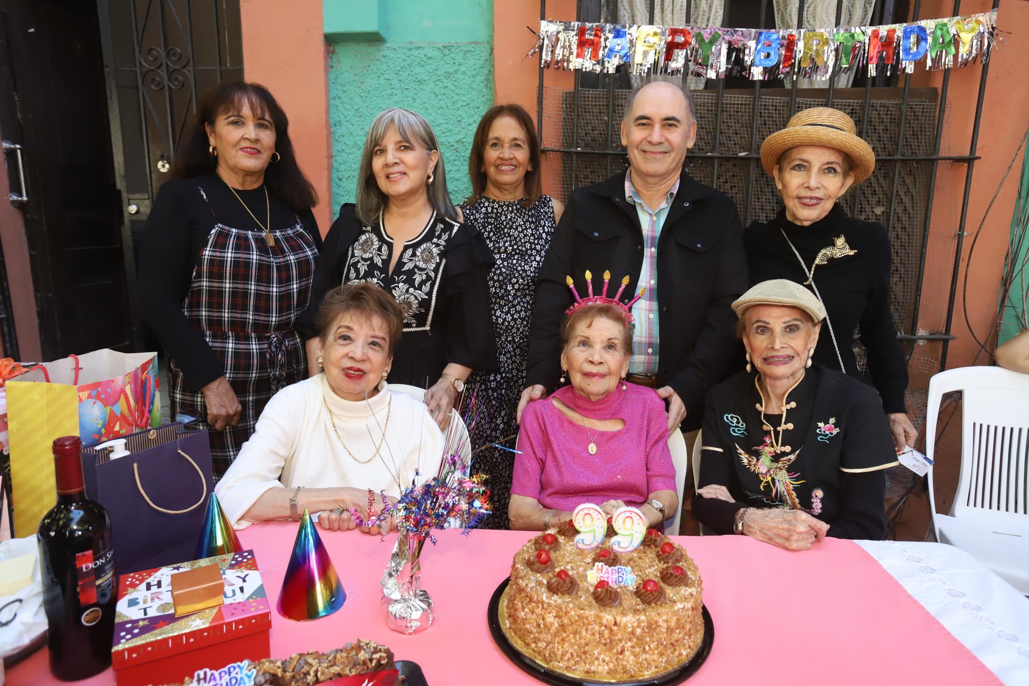 $!Josefa Venegas, Lupita Rodríguez, Elva Venegas, Rogelio Loaiza, Lola León, Laura Hilda Ung, Lolita Woo y Elia León.