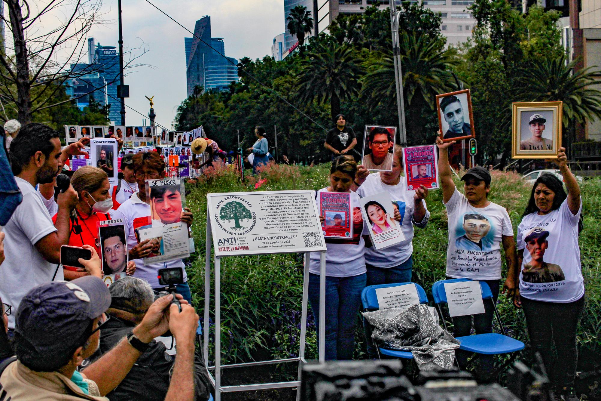 $!Familiares de personas desaparecidas y colectivos de búsqueda develaron una placa en la glorieta el 30 de agosto de 2022, en el marco del Día Internacional de las Víctimas de Desapariciones Forzadas.