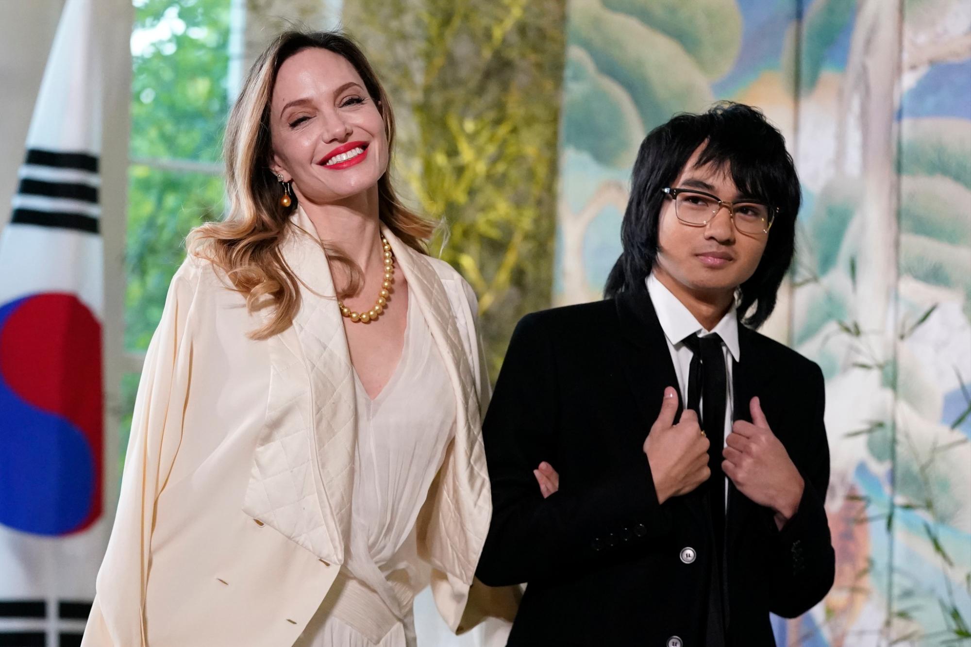 $!Visitan Angelina Jolie y su hijo Maddox la Casa Blanca