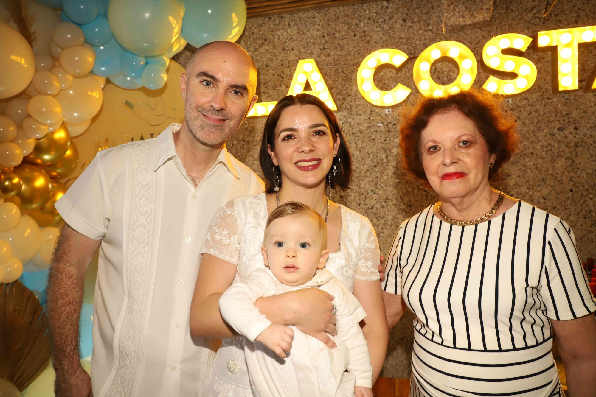 $!El pequeño con sus papás y la abuelita materna Basilia Carvajal.