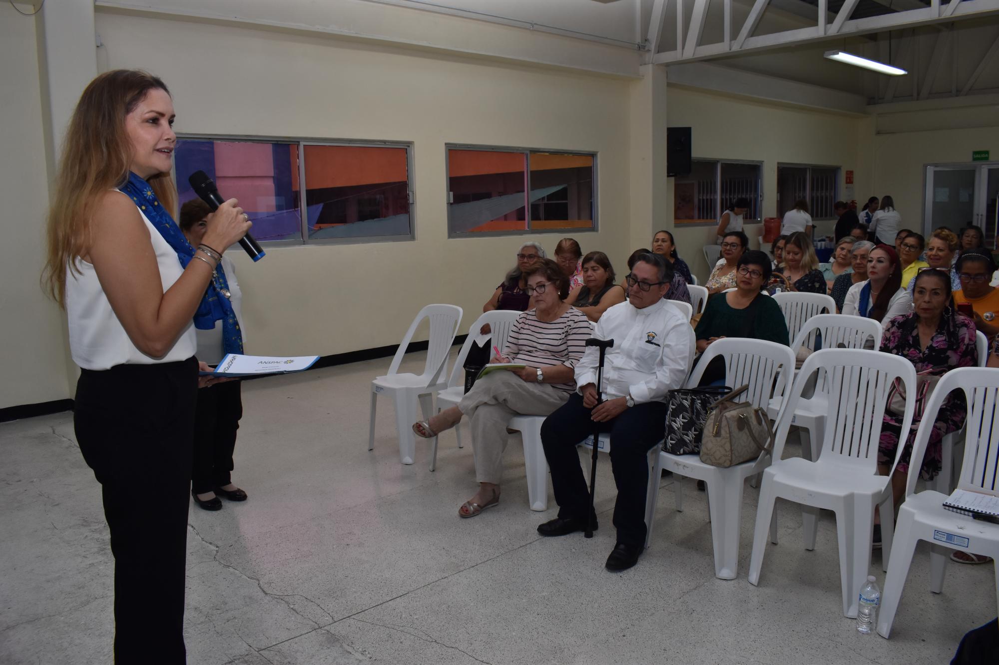 $!Imelda Morales de Chicuate expresó unas palabras de bienvenida a las asistentes.