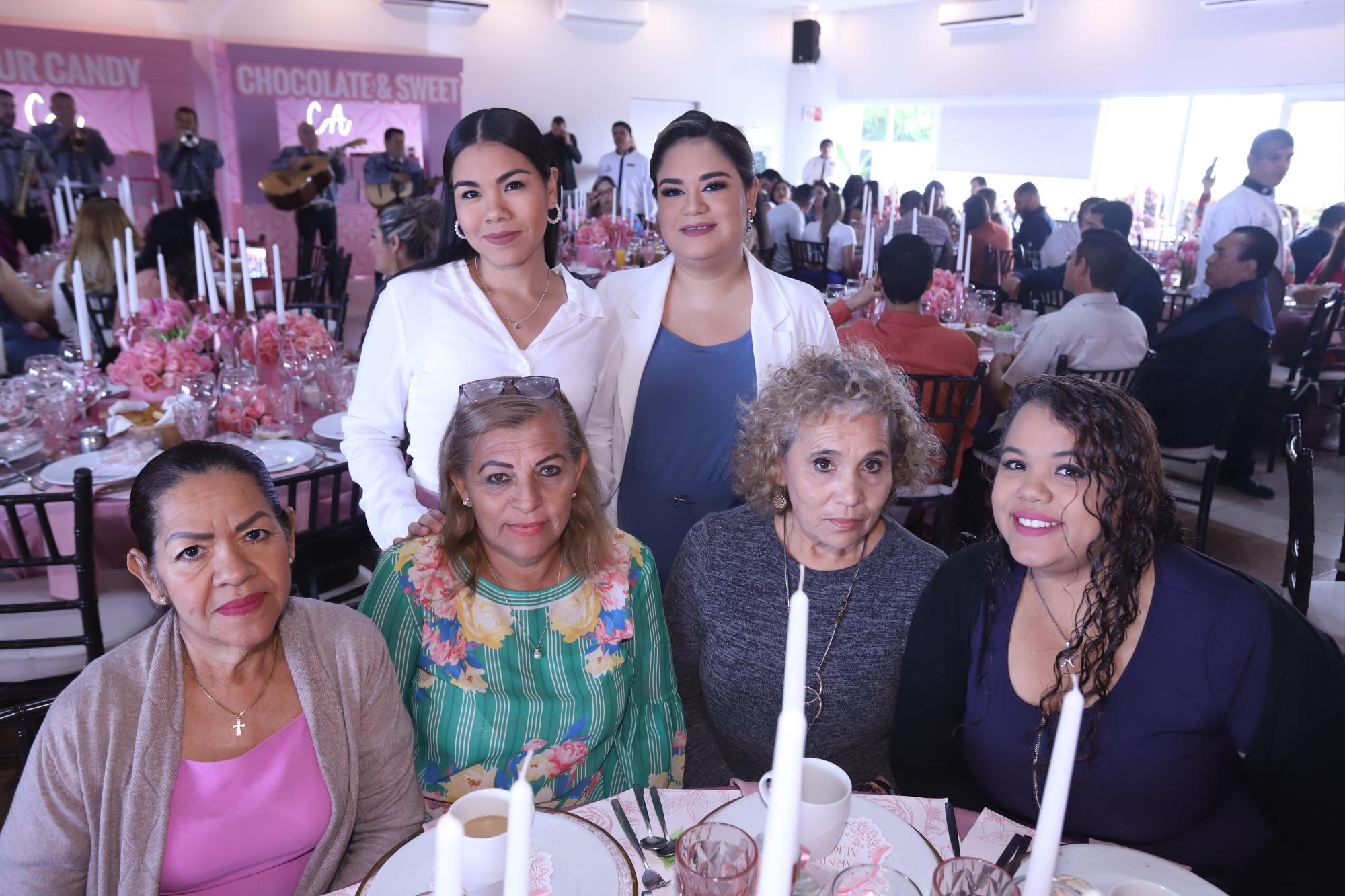 $!Paulina Irigoyen y Ofelia Irigoyen. Sentadas, Silvia Páez, Elva Langarica, Graciela Langarica y Maly Garcilazo.