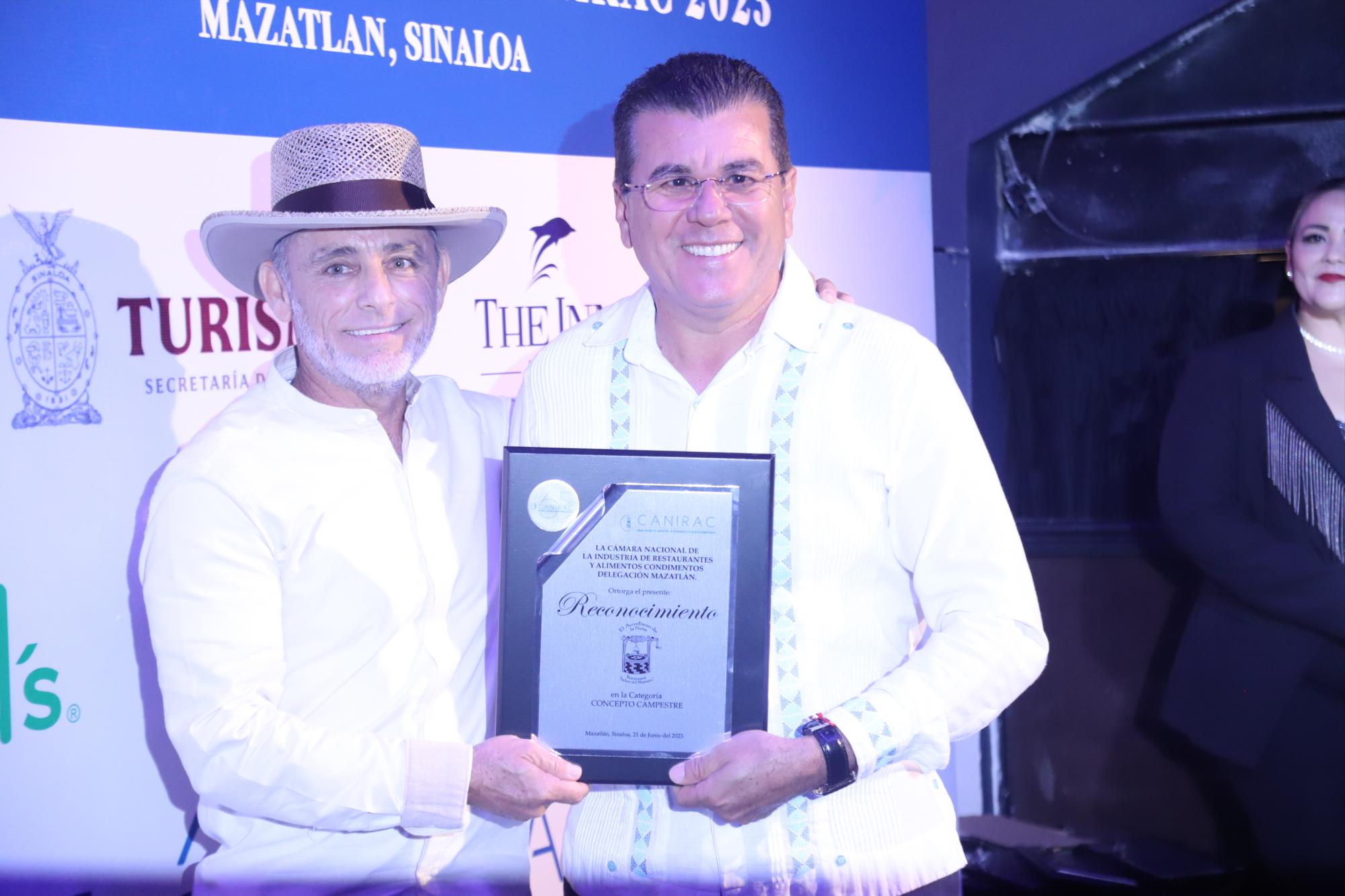 $!Aureliano Reátiga Aispuro recibe el galardón al resturante Conceptos Mexicanos, El Aureliano de La Noria, de manos del Alcalde Édgar González.
