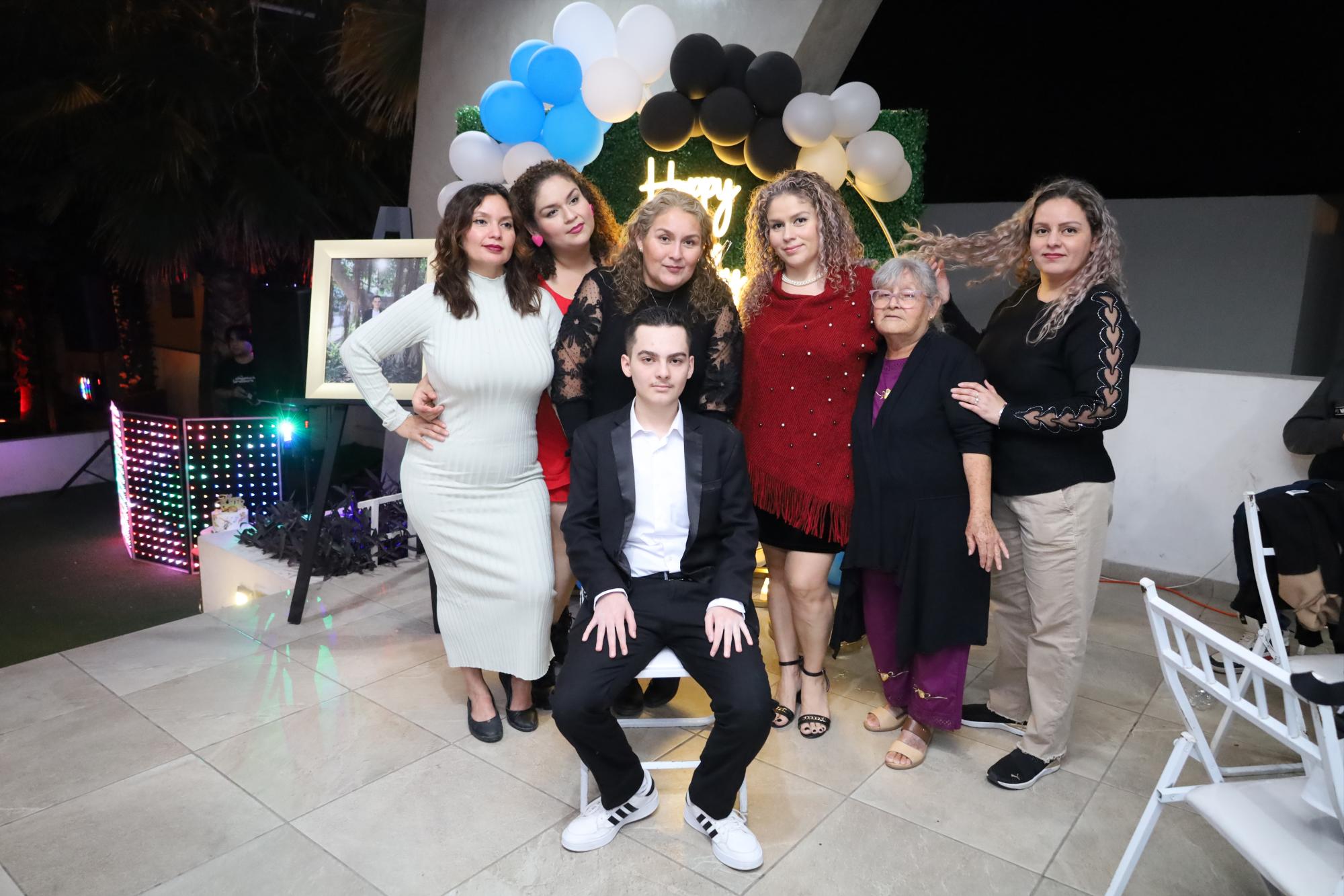$!El cumpleañero con sus tías Araceli, Raquel, Marce, Rosa María y Claudia Sánchez, así como su abuelita Fidelia.
