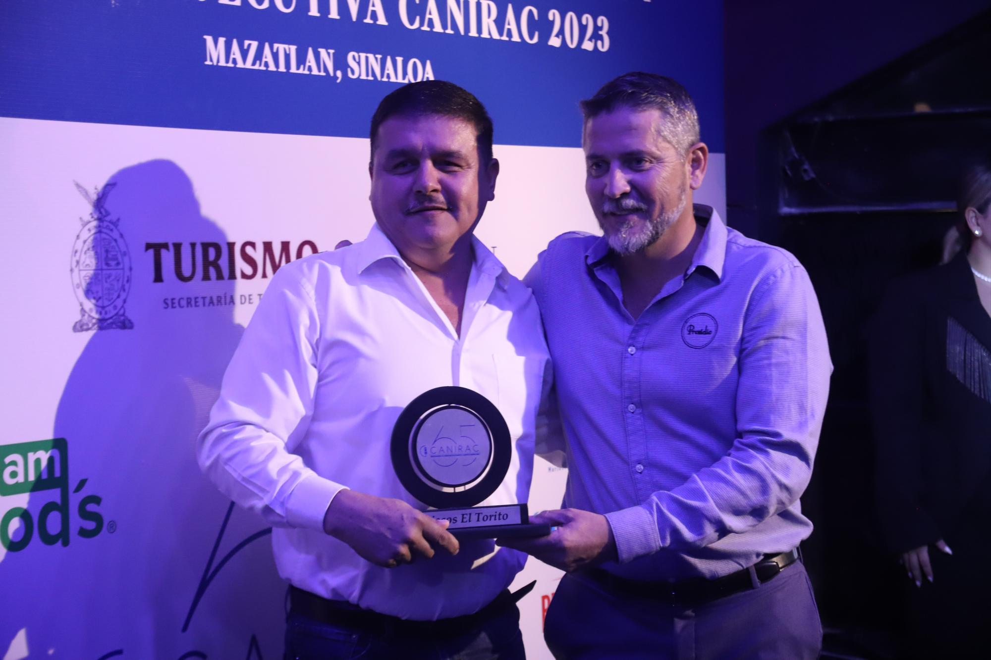 $!Jorge Gárate recibe el reconocimiento al Restaurante de Mayor Tradición, El Torito, de manos de Rodrigo Becerra.