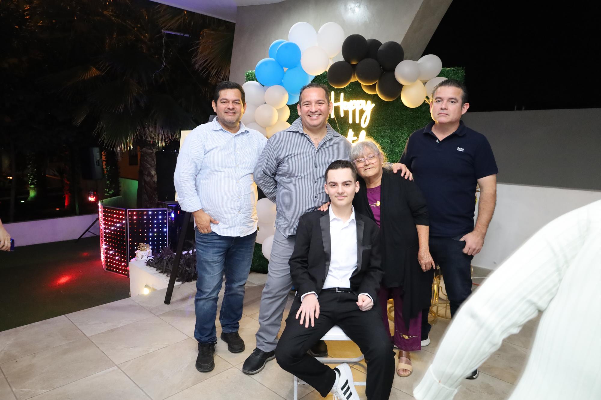 $!Con su abuelita Fidelia Rodríguez, su papá Luis Fernando y sus tíos Juan Manuel y Oliver Alonso Sánchez.