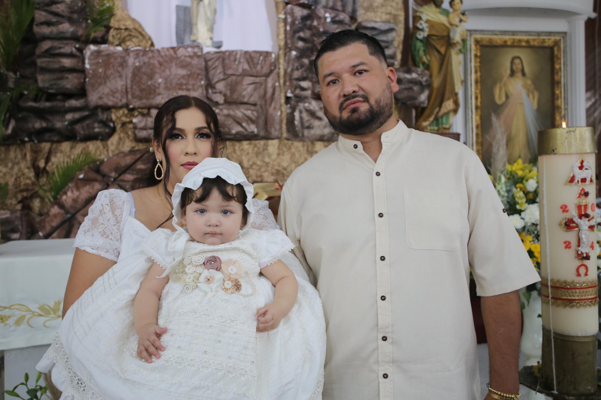 $!La nueva hija de Dios en brazos de sus padres Lucinda Serrano y Juan Llamas.