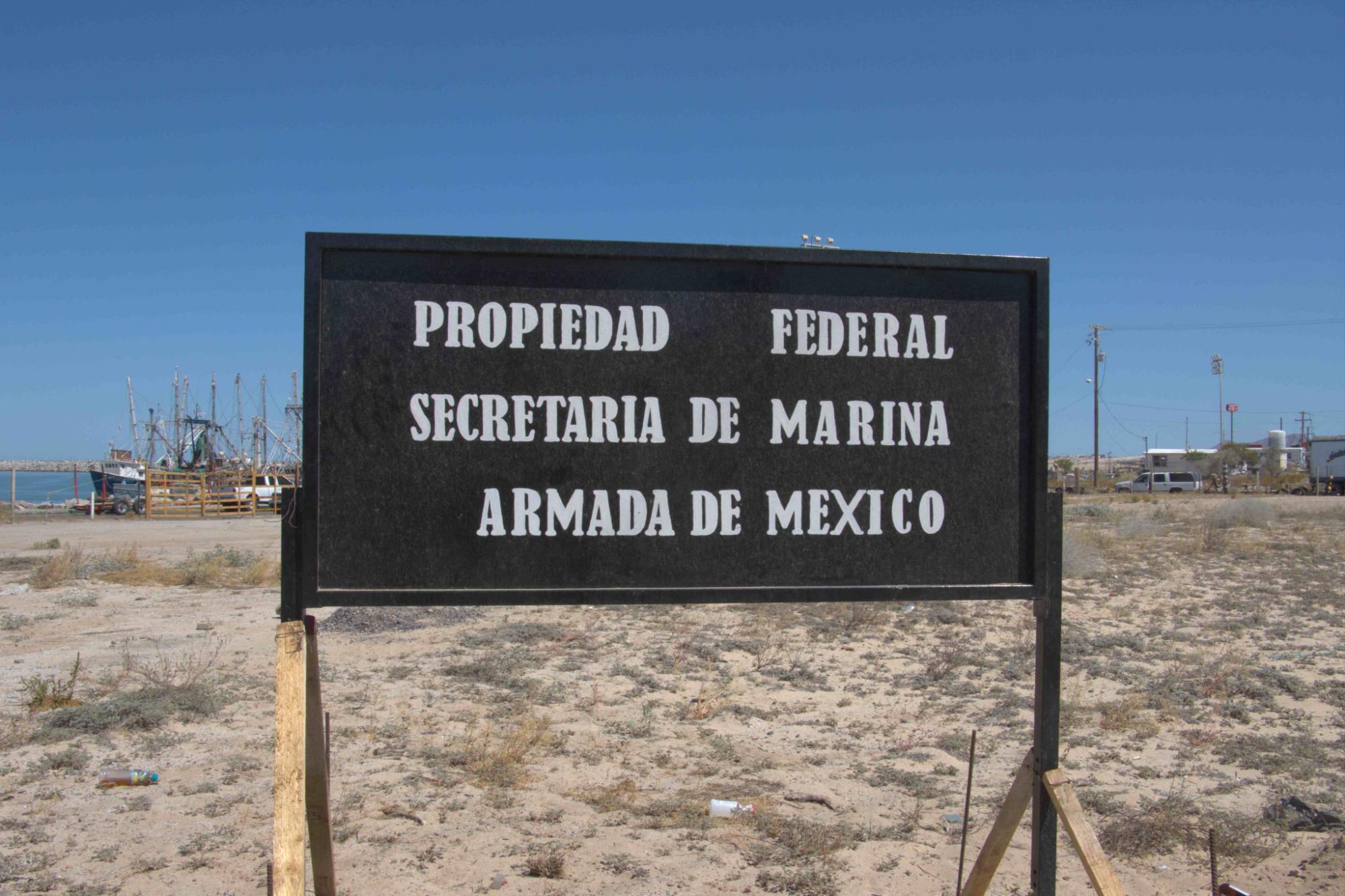 $!Señalamiento de la Secretaría de Marina a unos que se encuentra a unos pasos de la entrada para pangas del muelle de San Felipe, Baja California.