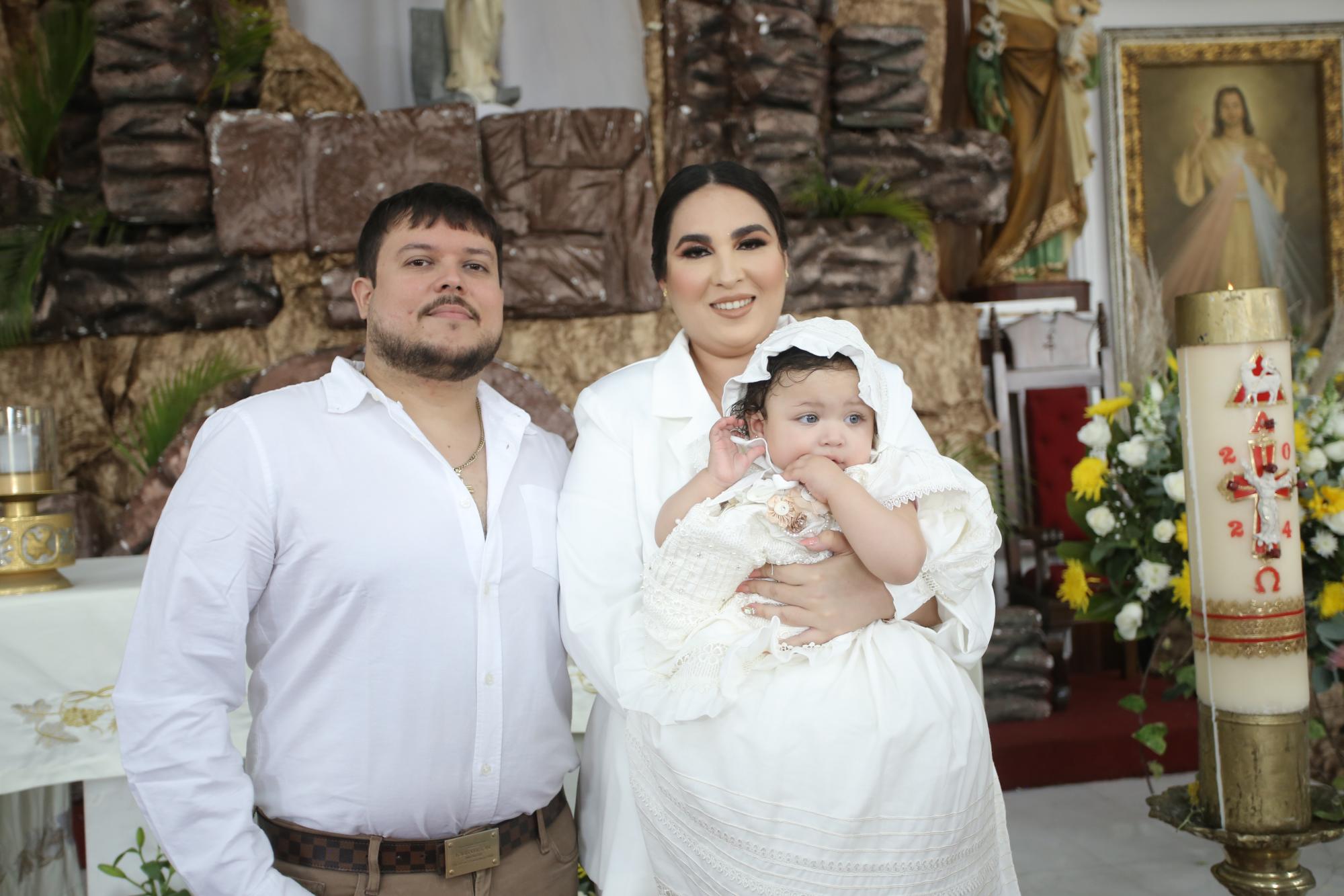 $!Selene Ochoa y Agustín Enrique Ramírez con su nueva ahijada.