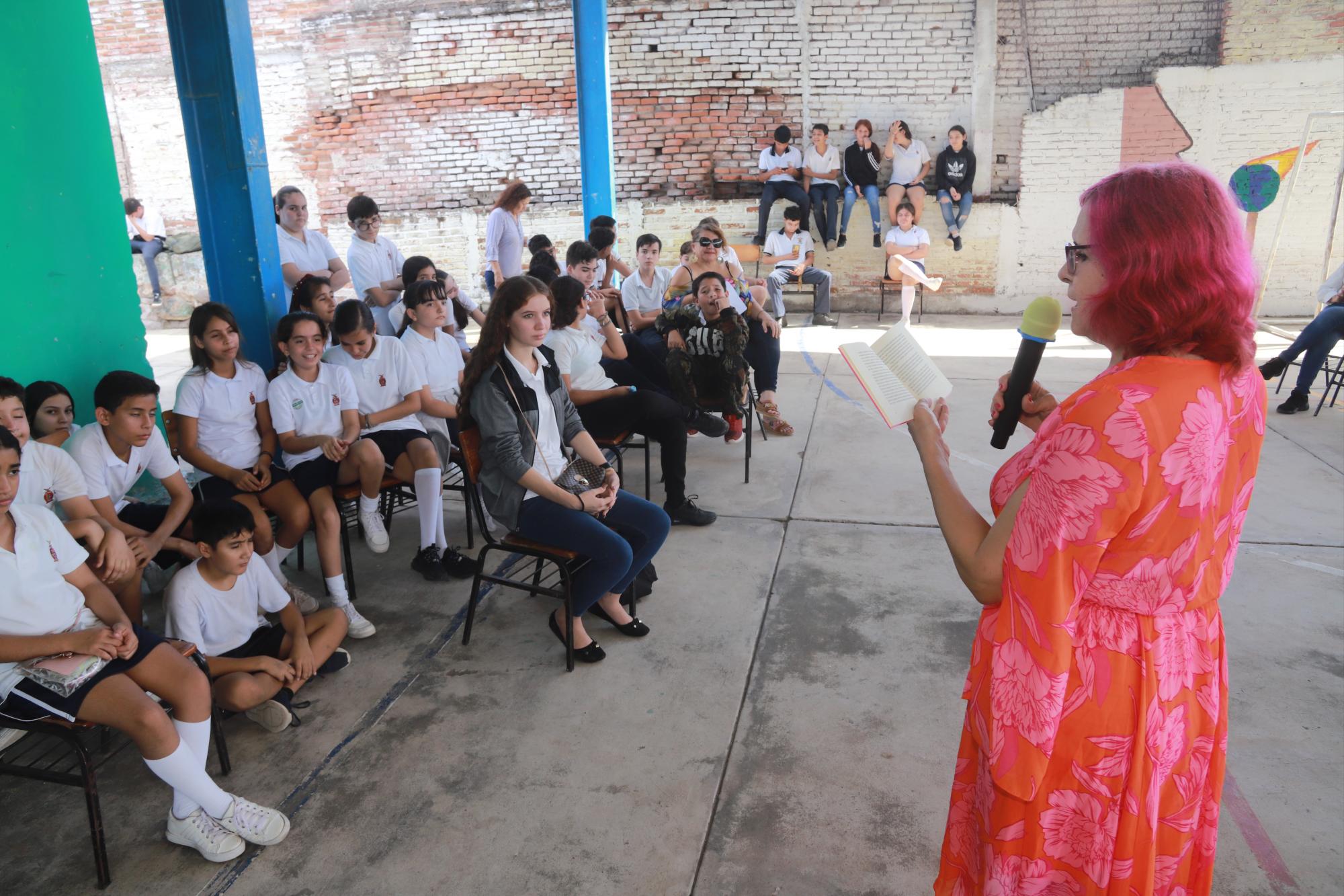 $!Dina Grijalva, una de las participantes del Tercer Encuentro de Escritoras Sinaloenses, leyó minicuentos de ficción a estudiantes de la Secundaria Alfonso Tirado y alumnos de la preparatoria de la UAS de la comunidad de La Noria.