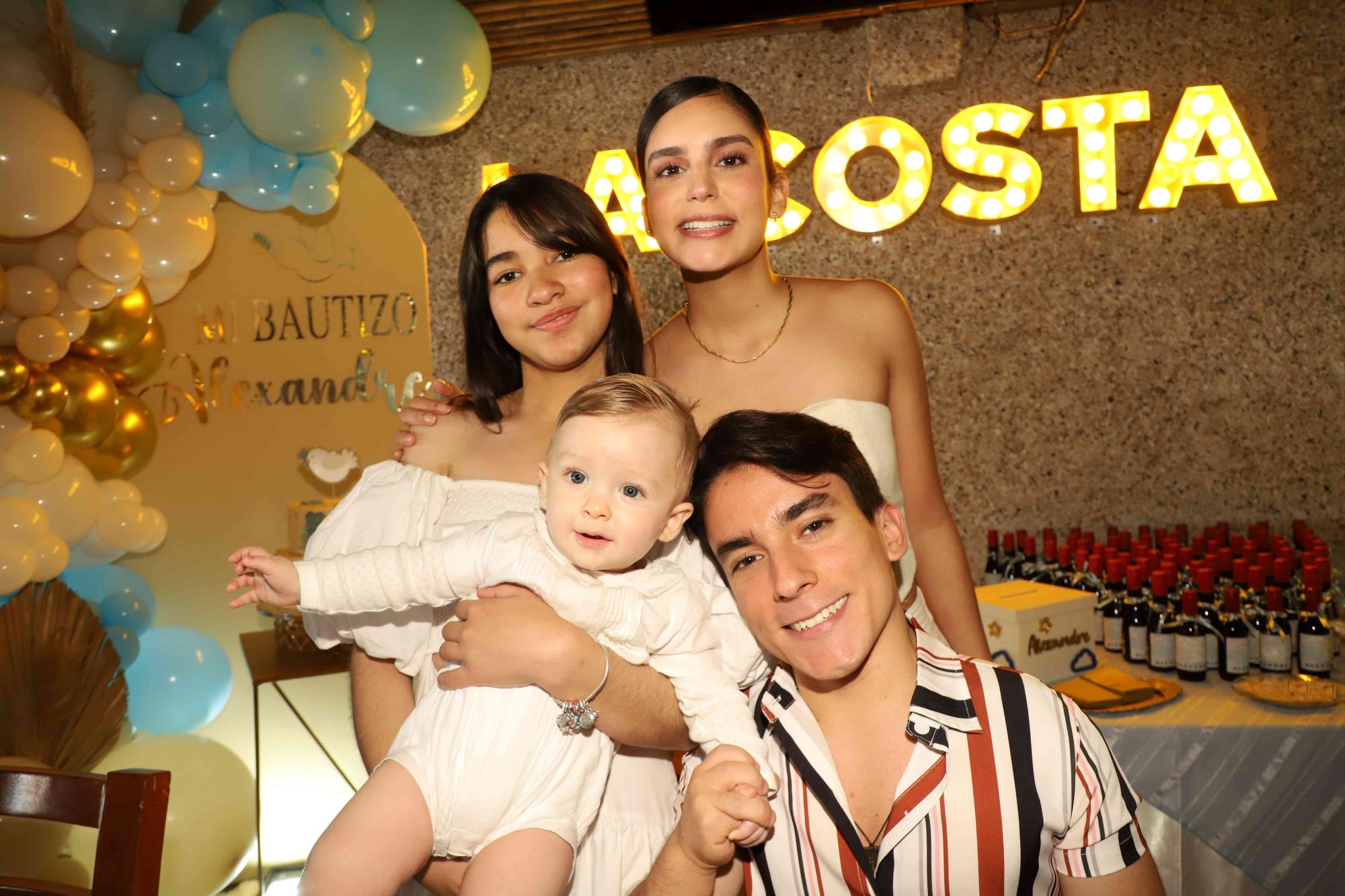 $!Alexandre entre sus primos Danna e Ivanna y Carlos Eduardo Acuña