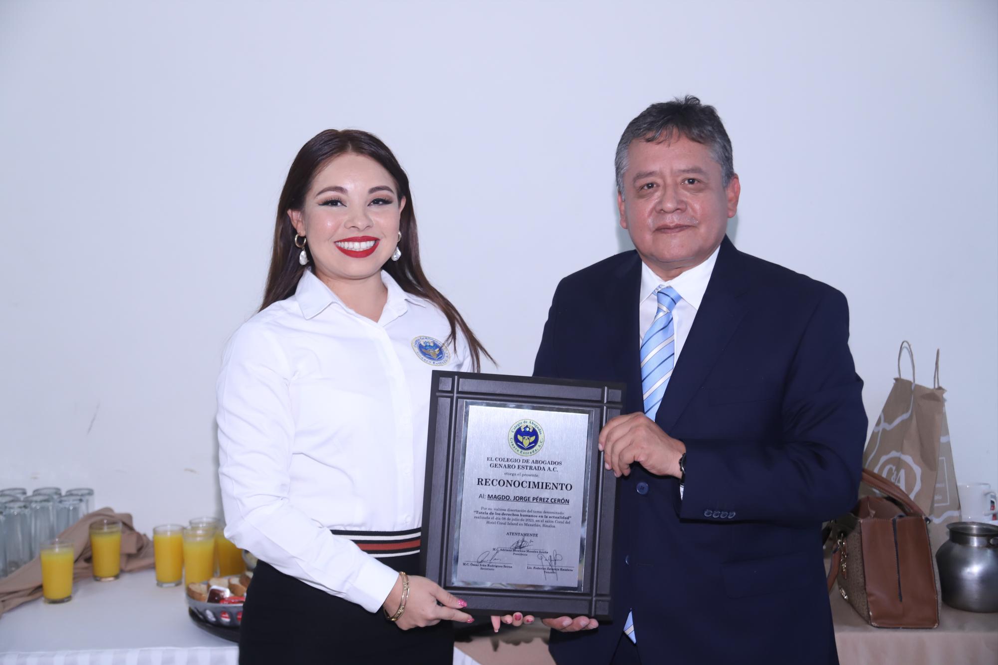 $!Adriana Berenice Morales hace entrega de un reconocimiento a Jorge Pérez Cerón.