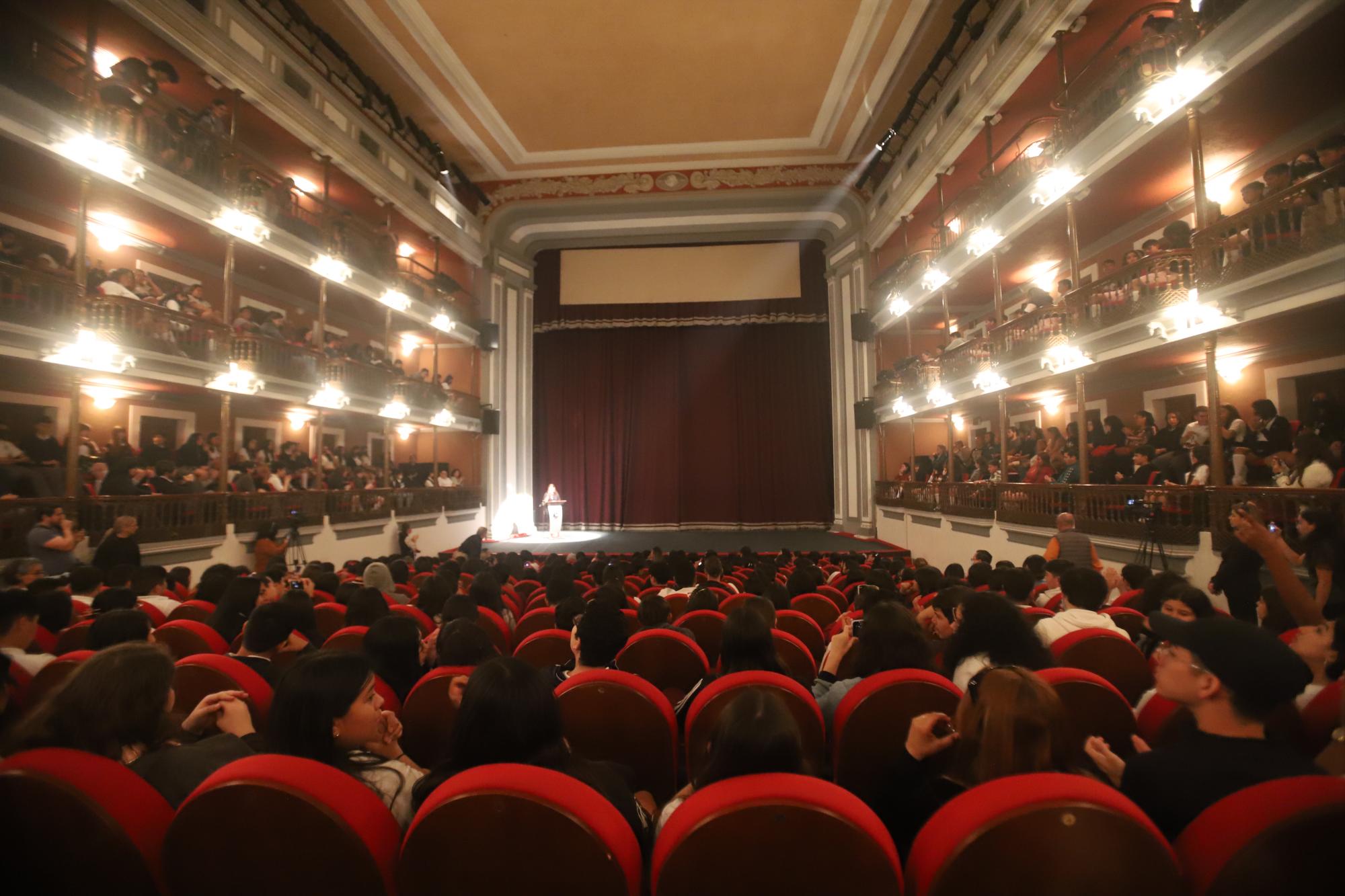 $!El Teatro Ángela Peralta lució lleno de alumnos de secundaria.