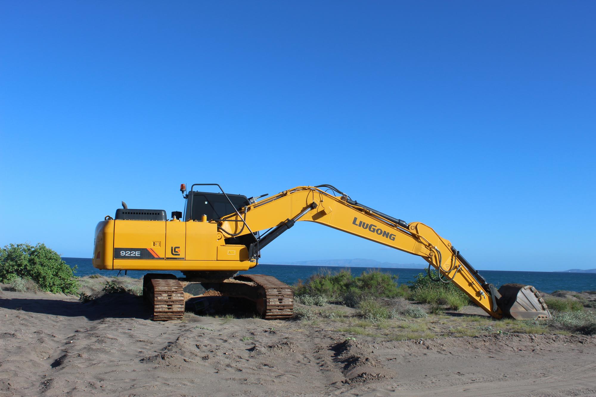 $!Maquinaria haciendo trabajos de remoción y compactación de dunas en El Mogote en el sitio que pretende instalarse Lumai.