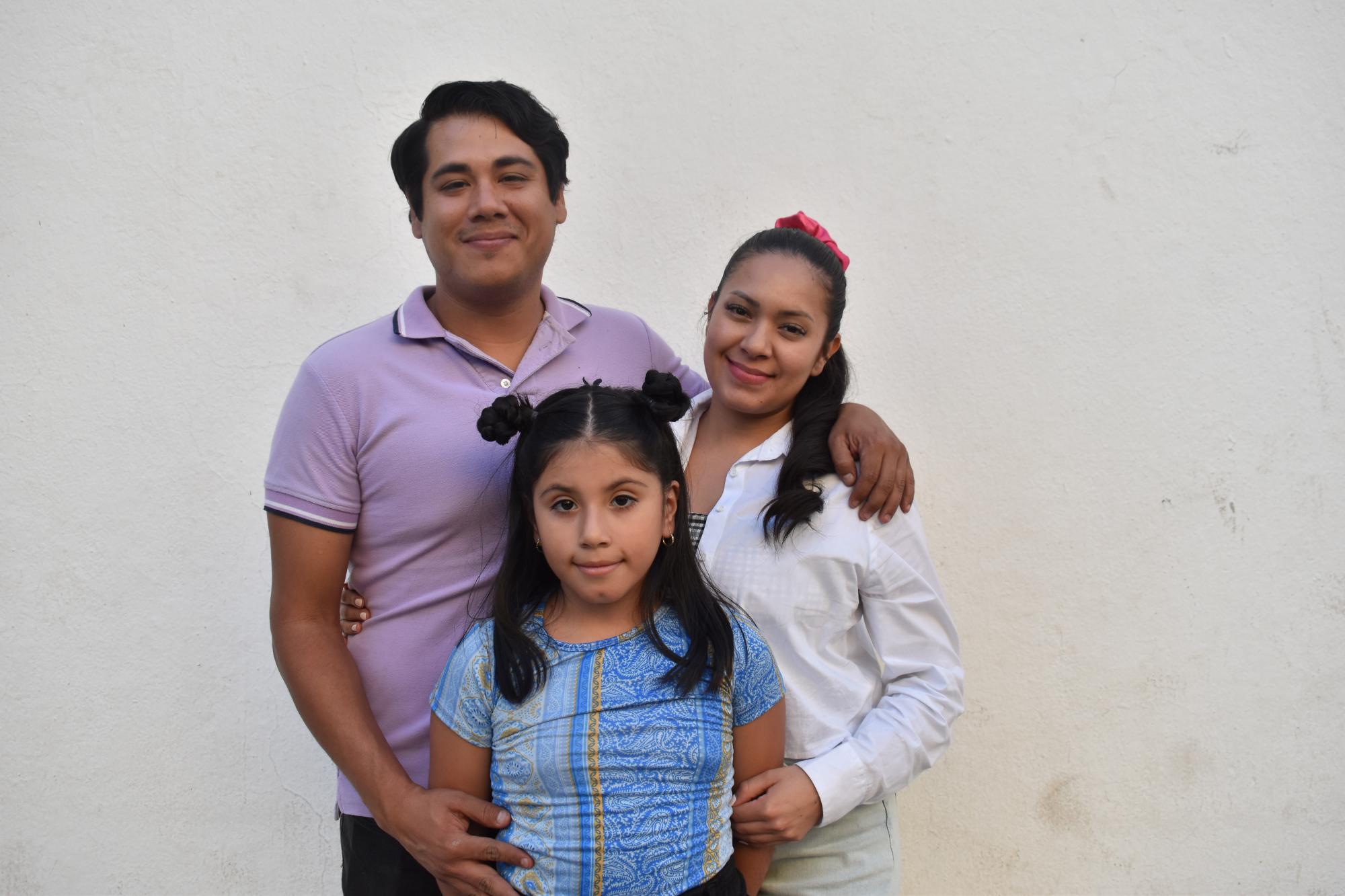$!Israe Gambino y Jocely Flores con su pequeña Erika Micaela Gambino.