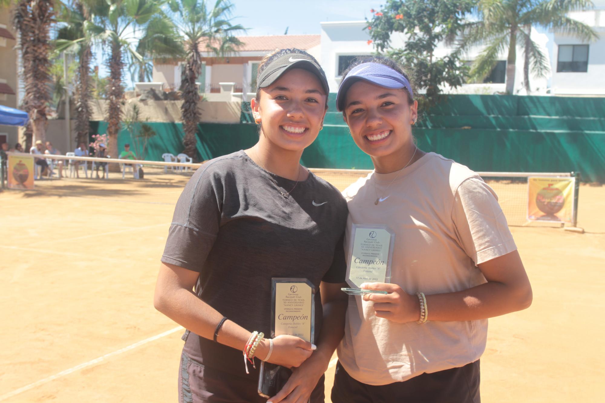$!Las gemelas María Fernanda y Ana Sofía Hernández campeonas en Dobles A Femenil, reciben su premio de manos de Ann Grimes.