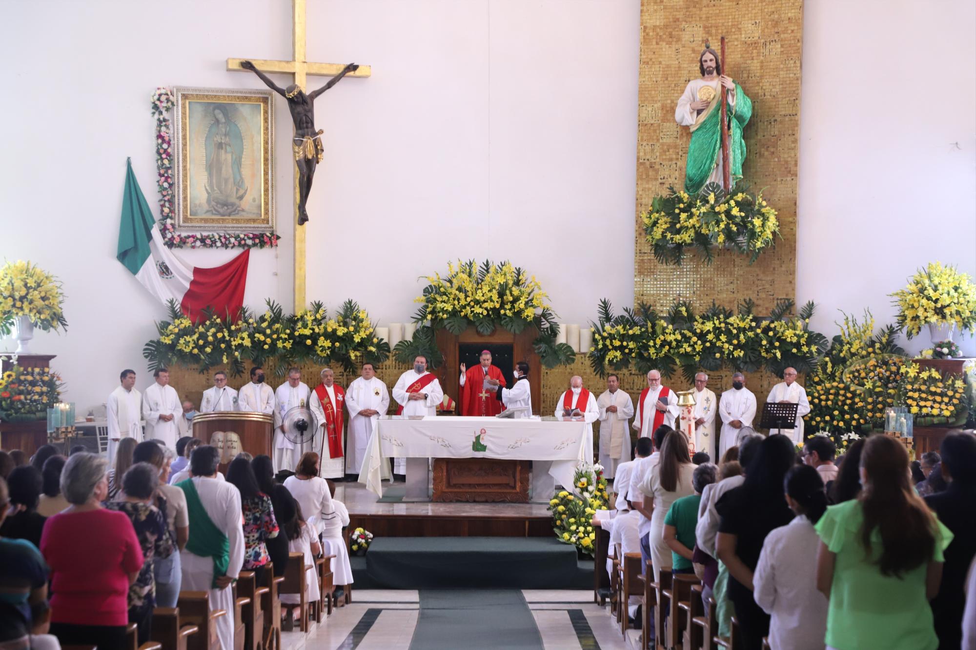 $!El Oispo Mario Espinosa Contreras en la misa en honor a San Judas Tadeo y en la cual se confirmaron 54 niños y jóvenes.