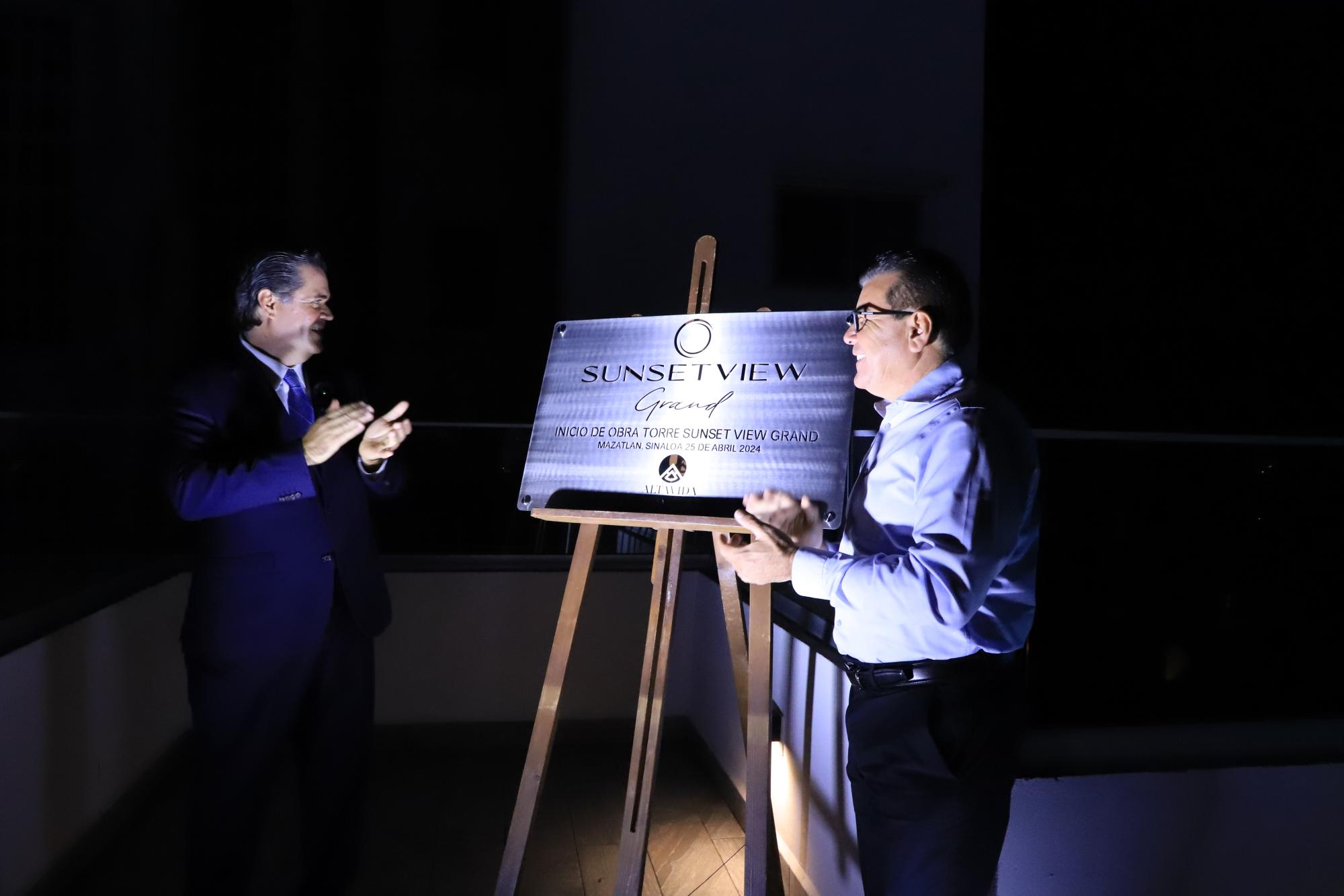 $!Flavio Isaac Michel Sánchez y el Alcalde Édgar González develan la placa.