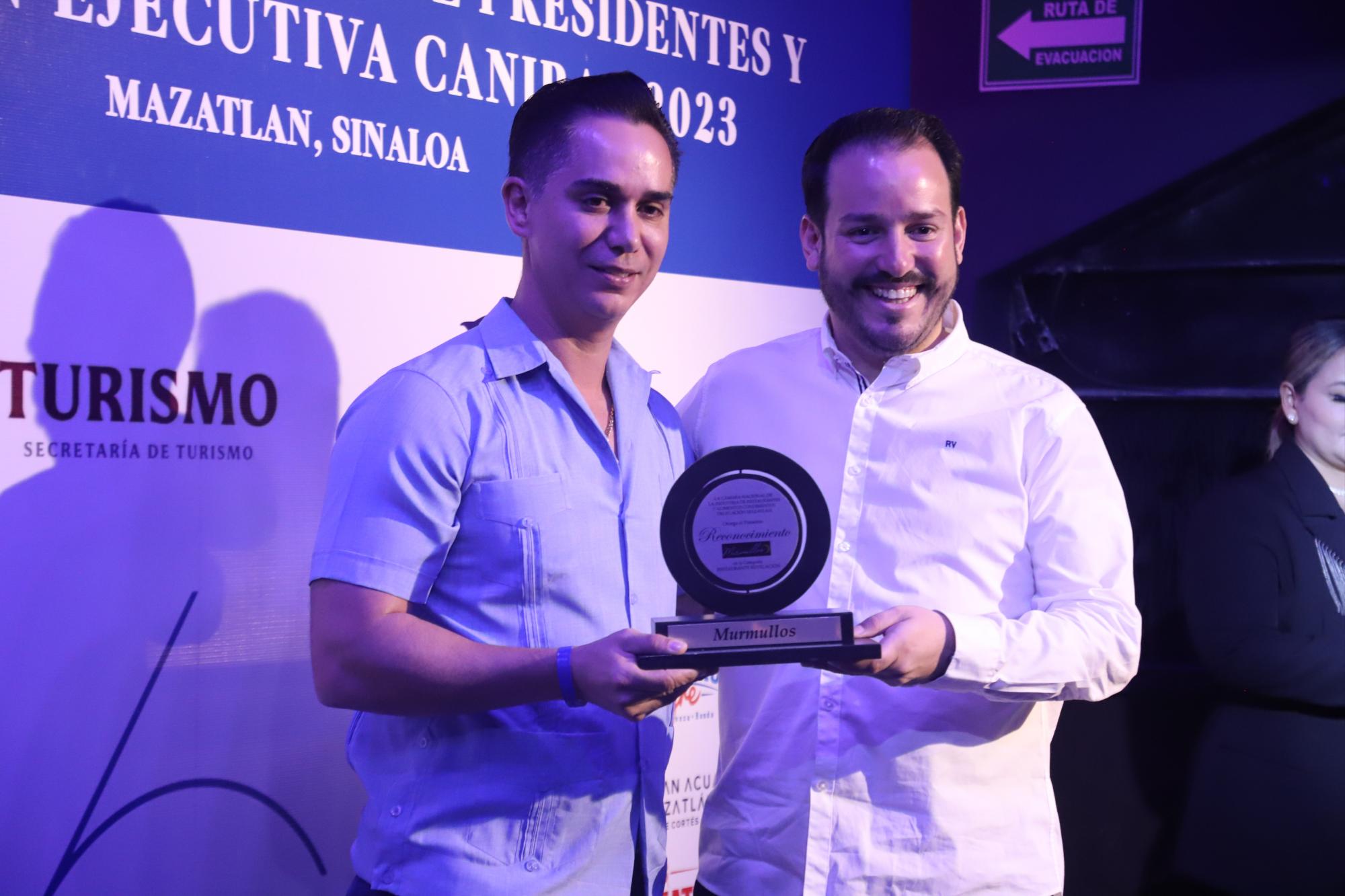 $!Francisco Iván Rodríguez recibe el premio al Restaurante Revelación, Murmullos, de manos de Ricardo Velarde.