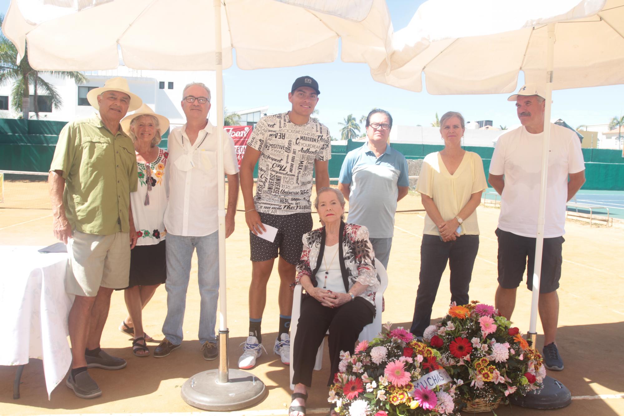$!Gerardo López, campeón en Singles Abierta, junto a la familia Becerra González, Ann Grimes y Ed Dodson.