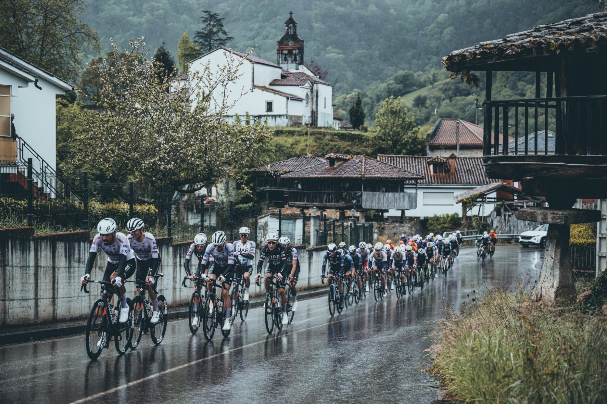 $!Mexicano Isaac del Toro se lleva primera etapa de la Vuelta Asturias