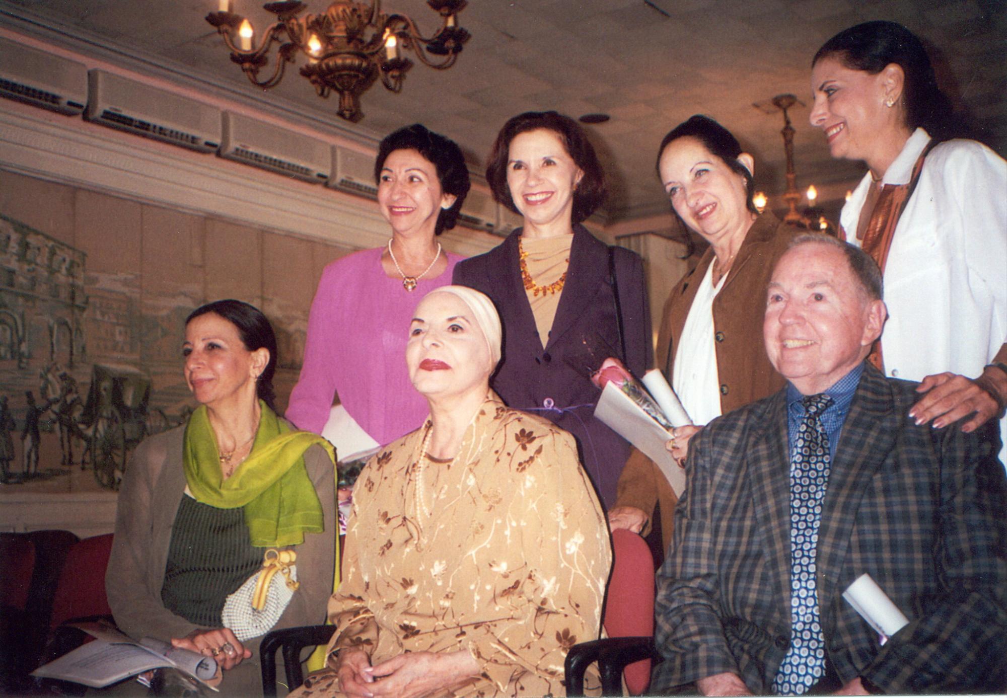 $!Ramona de Sáa junto a Alicia Alonso, Fernando Alonso, Josefina Méndez, Loipa Araujo, Aurora Bosch y Mirta Plá, el 25 de octubre de 2000. Ese día, el ISA le concedió el título de Doctor Honoris Causa.