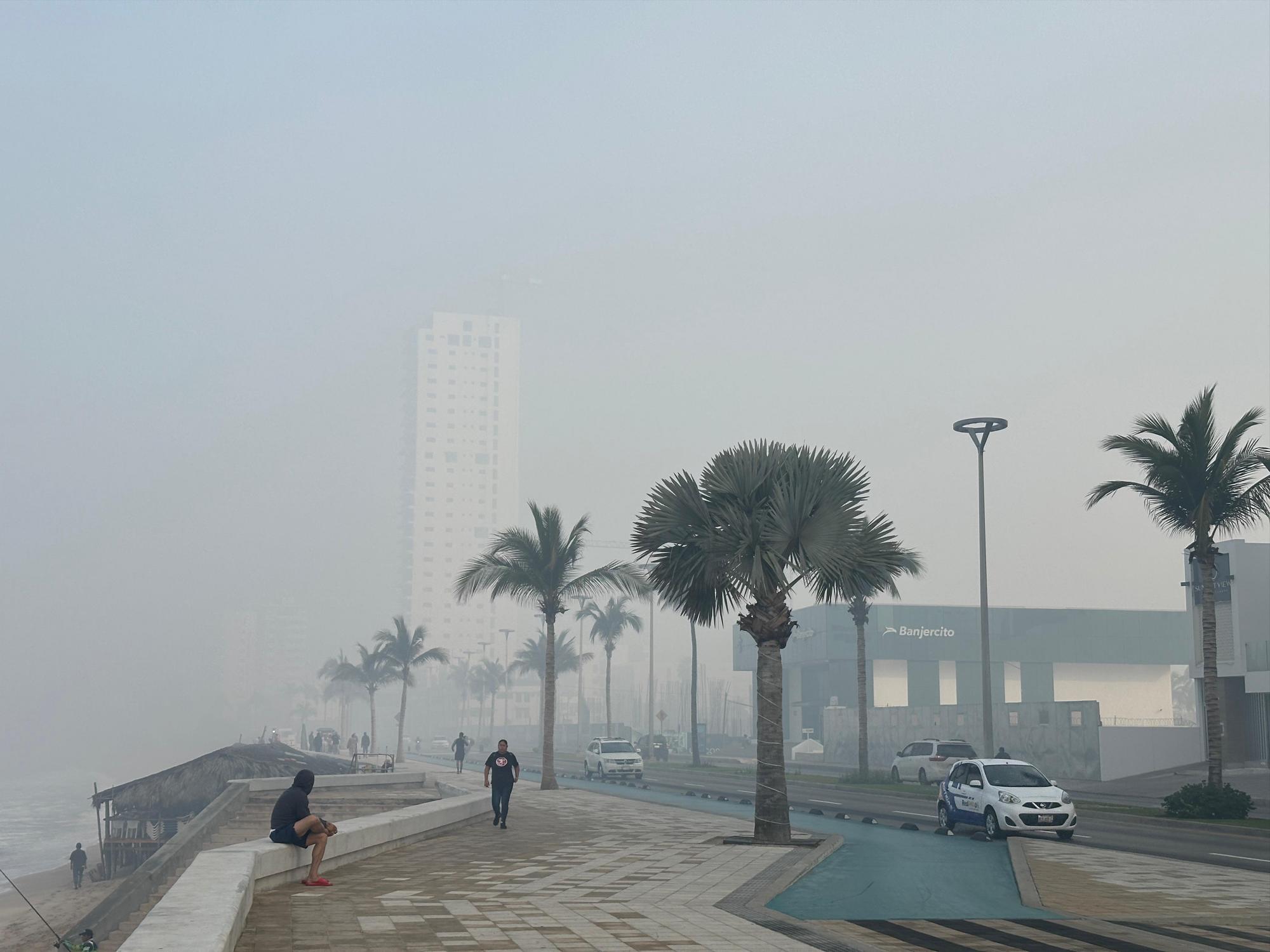 $!Afecta intensa nube gris y negra con olor a humo a Mazatlán; Gobierno municipal recomienda uso de cubrebocas