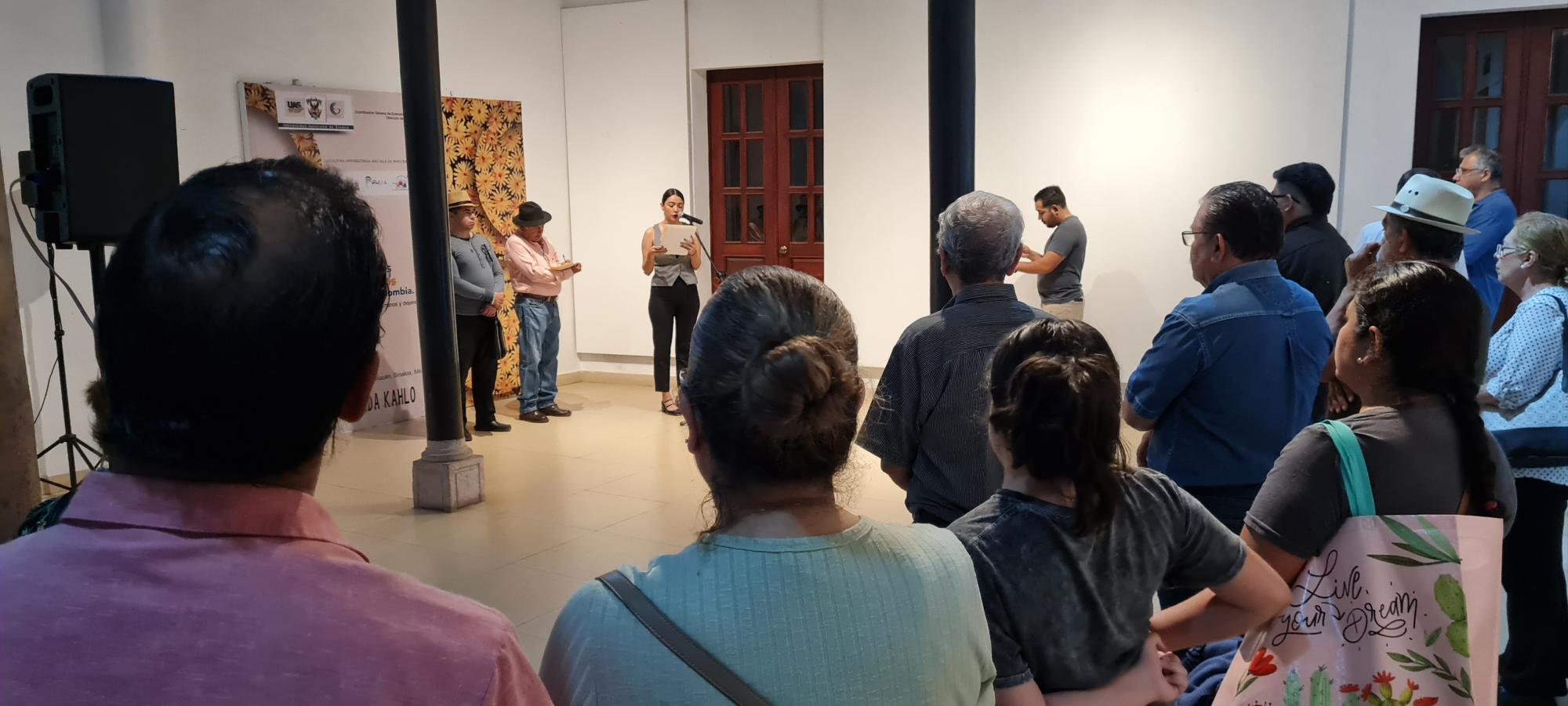 $!El artista Juleo Calderón y Jorge Luis Reyes Hurtado inauguraron la exposición.