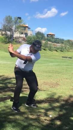 Jorge Mendoza demuestra sus cualidades para el golf.
