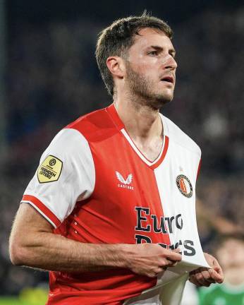 Santiago Giménez resucita y marca doblete en la Eredivisie
