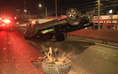 Una camioneta se volcó en el paso superior al sur de Mazatlán.