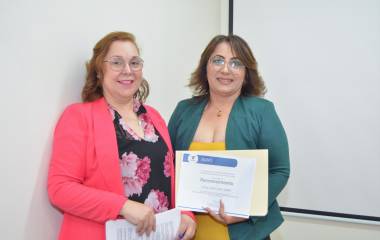 Martha Olivia Félix Bórquez, directora de la Casa de la Cultura Jurídica de la Suprema Corte de Justicia entrega reconocimiento a Celina Judith López Valdez.
