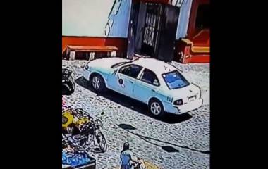 En los videos se puede ver como una mujer y un hombre sacan bolsas negras que llevaron a guardar a la cajuela de un taxi.