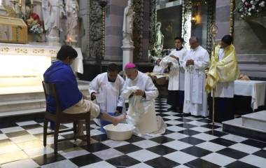 El Obispo de la Diócesis de Mazatlán, Monseñor Mario Espinosa Contreras, lavó los pies de los sacerdotes.