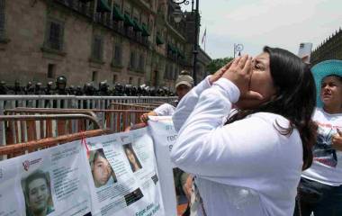 Madres buscadoras protestan en el Zócalo.
