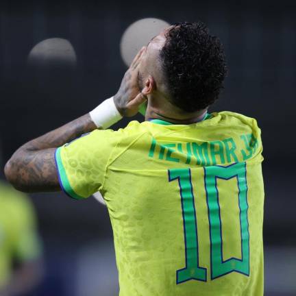 Neymar estará fuera de acción varios meses.