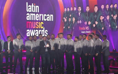 Banda MS recibe el Legacy Award en los Latin American Music Awards 2024.