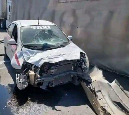 $!Aparatoso choque en La Costerita deja dos heridos, taxi destrozado y tráiler volcado